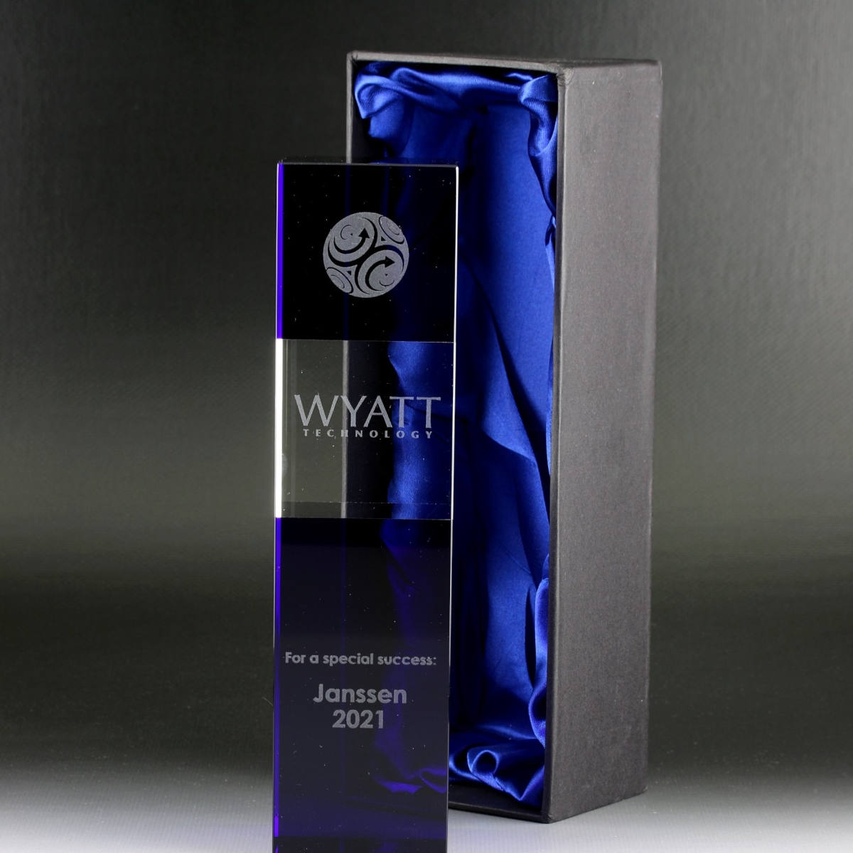 Wyatt Technology - Cubix Blauglas Award mit Lasergravur
