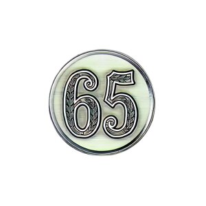 Ansicht 3D Zinn-Emblem Zahl 65 bei Pokale Meier