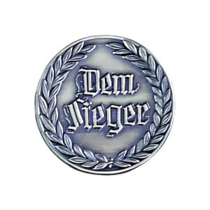 Ansicht 3D Zinn-Emblem "Dem Sieger" bei Pokale Meier